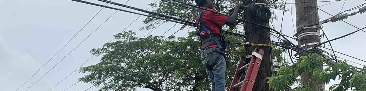 Photo of a worker fixing telephone wires||