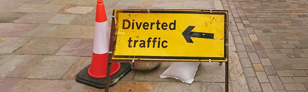 Photo d'un panneau de signalisation de circulation déviée.