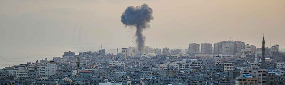 Photo showing a column of smoke resulting from the Israeli bombing of the Gaza Strip
