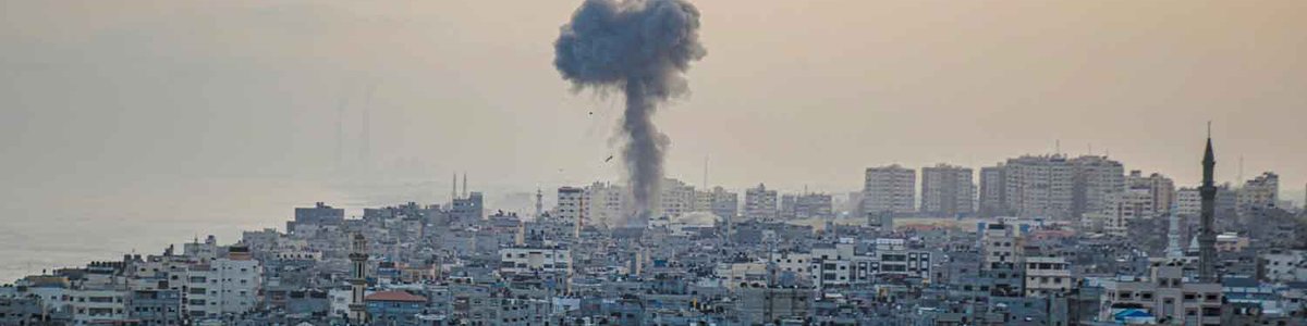 Photo showing a column of smoke resulting from the Israeli bombing of the Gaza Strip