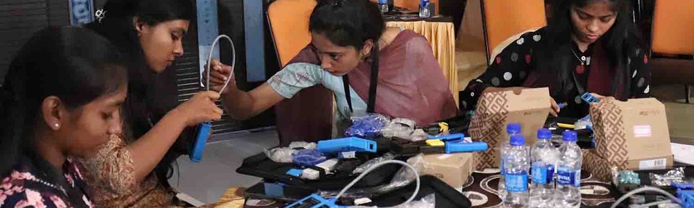 Foto de mujeres en la India que participan en un taller de formación sobre el manejo de equipos de red