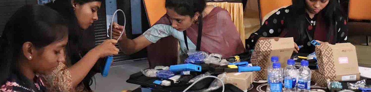 Foto de mujeres en la India que participan en un taller de formación sobre el manejo de equipos de red