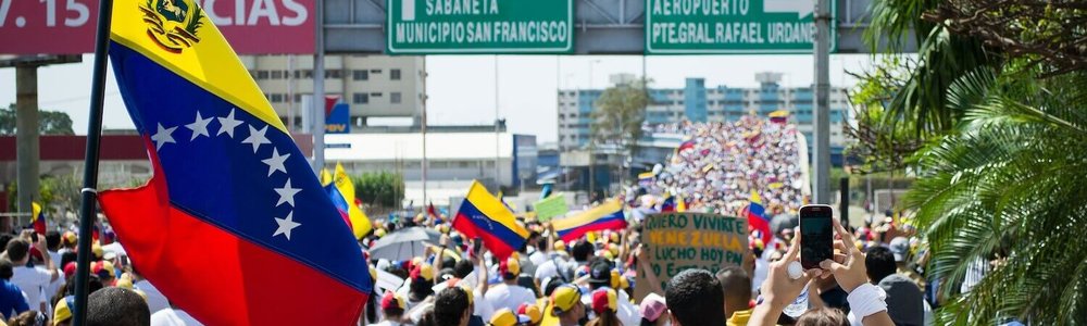 Photo of a crowd marching near the Palace of Justice in the city of Maracaibo, Venezuela||