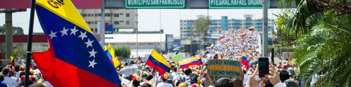 Photo of a crowd marching near the Palace of Justice in the city of Maracaibo, Venezuela||