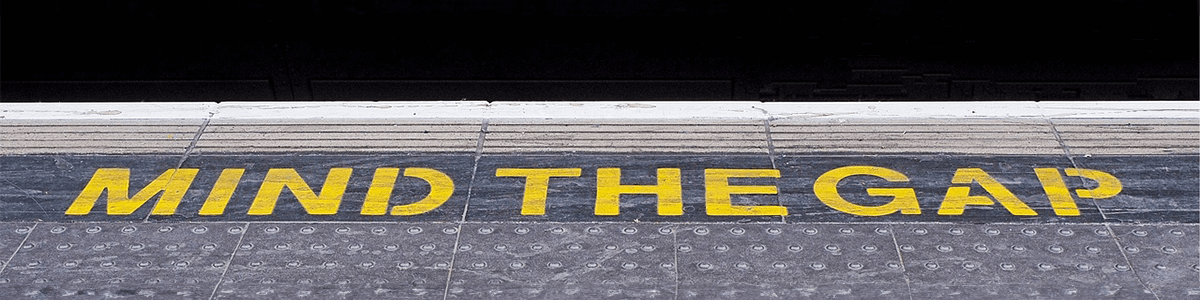 Mind the gap sign on train platform||