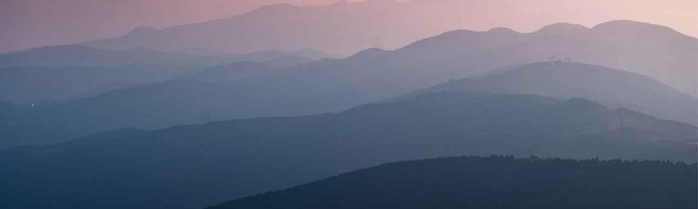 Photo de plusieurs chaînes de montagnes de différentes hauteurs||