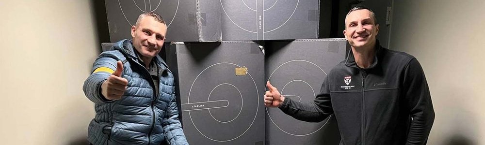 Photo of Kyiv mayor, Vitali Klitschko, and his brother Wladimir Klitschko in front of boxes of Starlink terminals.|||||