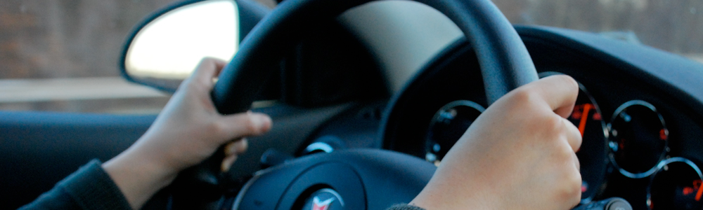 Foto de dos manos sobre un volante