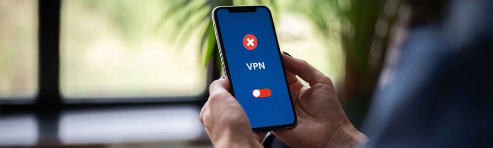 Une personne tenant un téléphone intelligent dont l'application VPN ne se charge pas