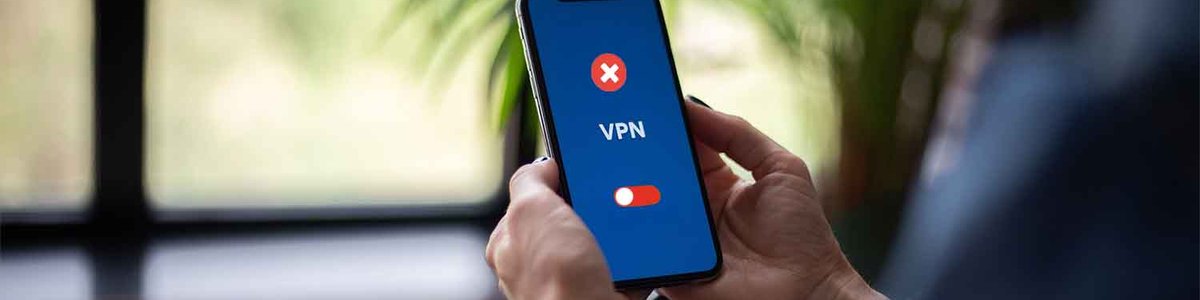 Une personne tenant un téléphone intelligent dont l'application VPN ne se charge pas
