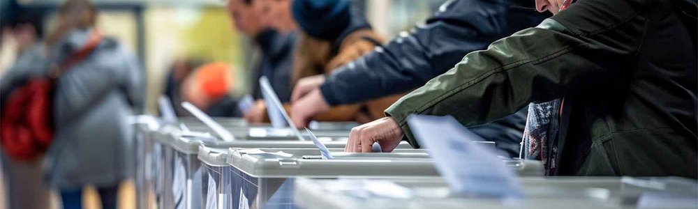 Personnes déposant les bulletins de vote dans les urnes