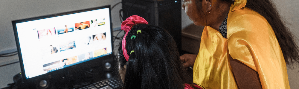 Among the different communities in Bolivia, the Guaraní, and Guaraní women in particular, have one of the lowest rates of Internet access and digital skills. The NANUM (mujeres conectadas) project seeks to remedy that situation. In the photo, Ms. Margarita Cuellar observes up close for the first time how a desktop computer and Internet connection work...El pueblo Guaraní y sobre toda las mujeres del pueblo Guaraní son de las poblaciones bolivianas con menor acceso a Internet y con menores capacidades digitales. El proyecto NANUM (mujeres conectadas) busca ir remediando esa situación. En la foto la señora Margarita Cuellar observa de cerca por primera vez el funcionamiento de una computadora de escritorio y su conexión con Internet.|