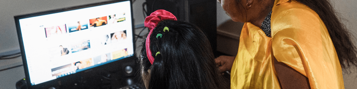 Among the different communities in Bolivia, the Guaraní, and Guaraní women in particular, have one of the lowest rates of Internet access and digital skills. The NANUM (mujeres conectadas) project seeks to remedy that situation. In the photo, Ms. Margarita Cuellar observes up close for the first time how a desktop computer and Internet connection work...El pueblo Guaraní y sobre toda las mujeres del pueblo Guaraní son de las poblaciones bolivianas con menor acceso a Internet y con menores capacidades digitales. El proyecto NANUM (mujeres conectadas) busca ir remediando esa situación. En la foto la señora Margarita Cuellar observa de cerca por primera vez el funcionamiento de una computadora de escritorio y su conexión con Internet.|