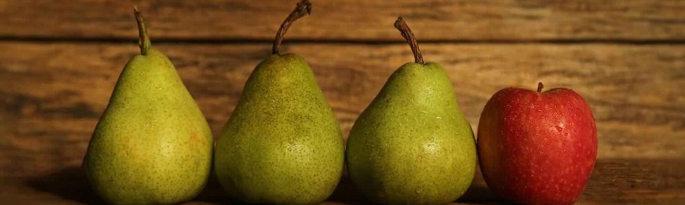 Una foto de tres peras y una manzana
