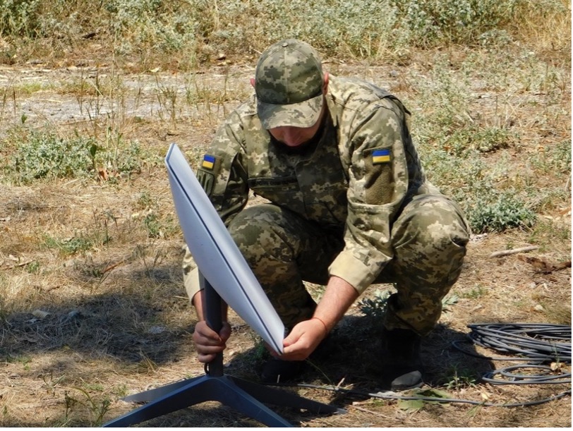 Un soldat ukrainien installe starlink