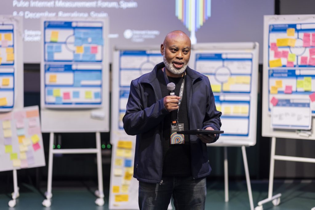 Photo of Michuki Mwangi giving closing remarks at PIMF Spain 2025